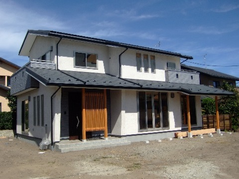 外壁：スーパー白洲そとん壁 W　W-121　スチロゴテ仕上げ　