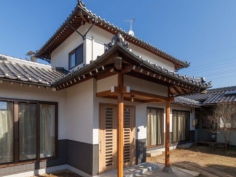 外壁：スーパー白洲そとん壁W　W-121 スチロゴテ仕上げ