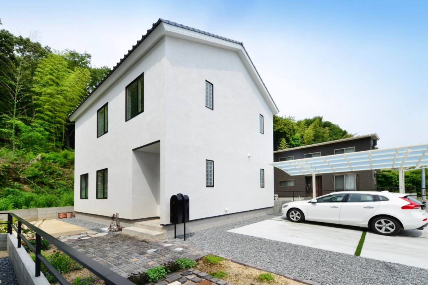 外壁：スーパー白洲そとん壁Ｗ　Ｗ-121 スチロゴテ仕上げ