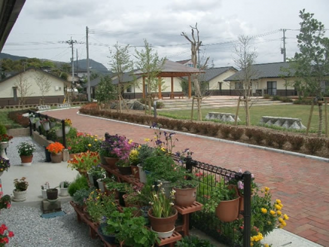 今もなお町に残る赤レンガ塀や旧炭鉱住宅で暮らしてきた原風景を記憶に留めるため、通路舗装や花壇に 赤レンガを使用している