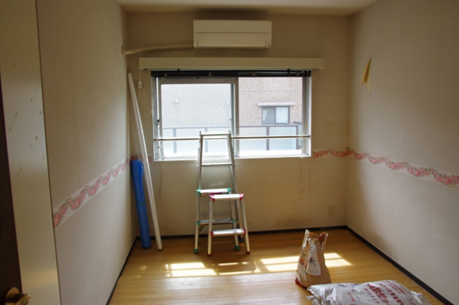 施工前のお部屋です。壁はご入居当時からのクロスが張られており、少しくすんだイメージ。