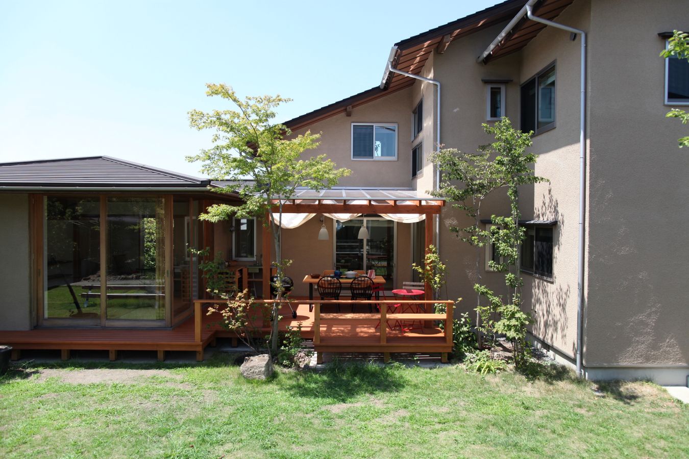 [自然素材を使った外観イメージ]